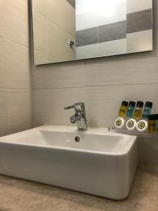 伊兹拉Pension Efie的浴室设有白色水槽和镜子