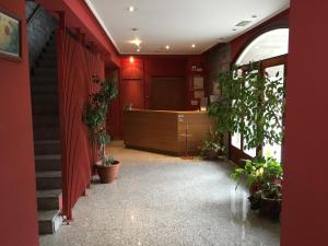 AracaldoHotel Errekagain的走廊上设有红色的墙壁和盆栽植物