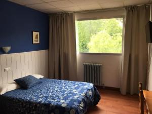 略迪奥巴耶阿亚拉酒店的一间卧室设有一张床和一个大窗户