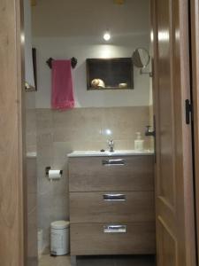 里奥帕尔La Limonera的一间带水槽和粉红色毛巾的浴室