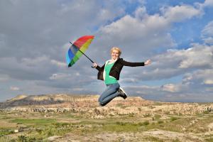 格雷梅格兰德卡乌套房酒店的一位用伞跳入空中的女人