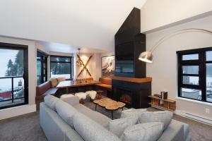 惠斯勒Gibbons Life Accommodations的带沙发和壁炉的客厅