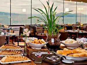 弗洛里亚诺波利斯宏伟宫殿酒店的餐桌上摆放着面包和糕点