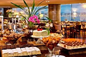 弗洛里亚诺波利斯宏伟宫殿酒店的自助餐,包括蛋糕和甜点