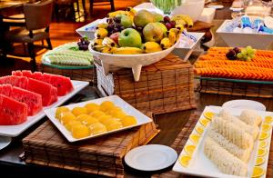 弗洛里亚诺波利斯宏伟宫殿酒店的水果和蔬菜盘子上桌