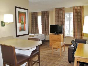 伍德布里奇伍德布里奇 - 纽瓦克 - 美国长住酒店的酒店客房设有一个带电视的起居区。