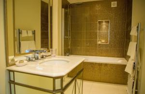 普雷斯顿普雷斯顿10号公寓式酒店的浴室配有盥洗盆和浴缸。