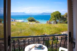 爱琴娜岛乌尔丽卡酒店的客房设有海景阳台。