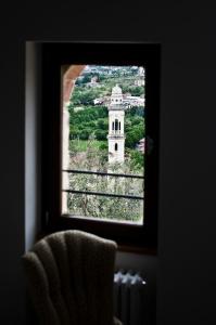 维罗纳Relais Villa Ambrosetti的从窗户可欣赏到建筑的景色