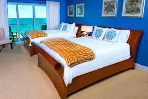 迈阿密海滩海景酒店的卧室设有两张床铺,拥有蓝色的墙壁