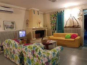 卡利地亚Kallithea Holiday Homes的客厅配有两张沙发和一台电视机