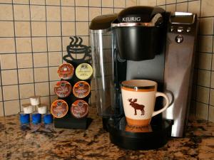 白鱼镇蒙大纳州风格市中心公寓的咖啡壶和柜台上的咖啡杯