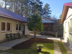 LilasteGuest House Lilaste Beach的庭院里配有桌椅