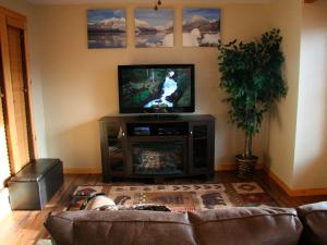 白鱼镇蒙大纳州风格市中心公寓的带沙发和平面电视的客厅