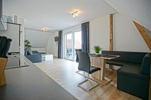 MönkebudeOstseeferienhaus oberes Apartment的客厅配有桌子和沙发