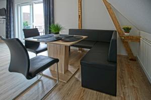 MönkebudeOstseeferienhaus oberes Apartment的一间带桌椅的用餐室