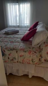 卢那欢纳Casa Langla Lunahuana的床上的床铺,上面有枕头,还有窗户