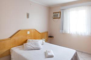 坎皮纳斯卡萨布兰卡酒店的小房间设有一张带窗户的床
