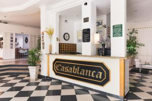 坎皮纳斯卡萨布兰卡酒店的大堂内带柜台的餐厅,设有 ⁇ 面板