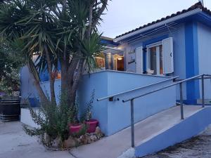 卡利地亚Kallithea Holiday Homes的一座棕榈树的蓝色房子