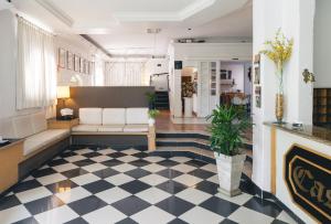 坎皮纳斯卡萨布兰卡酒店的带沙发和 ⁇ 桌的客厅