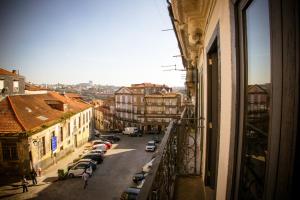 波尔图Historical Porto Studios的从城市街道的窗户上看到汽车