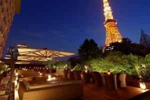 东京东京王子大饭店的享有艾菲尔铁塔的夜间景色
