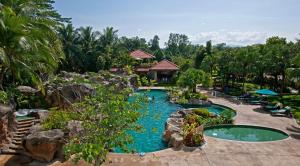 芙蓉Royale Chulan Seremban的享有度假村游泳池的空中景致