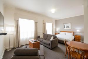 阿德莱德莫杰斯蒂克泰特街公寓酒店的酒店客房配有一张床铺和一张桌子。