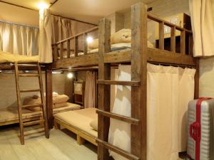 京都京都花纳旅馆的双层床间 - 带两张双层床和行李箱