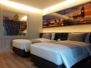 班邦孟马累瓦纳度假酒店的酒店客房设有两张床,墙上挂有绘画作品