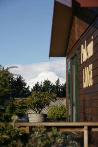 国家公园Pukenui Lodge的透过窗户可欣赏到雪山的景色