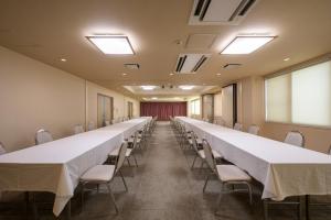 十和田都田市酒店 的房间里一排长长的桌椅