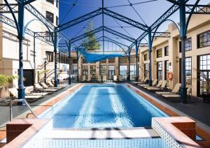 阿德莱德斯坦福格兰德阿德莱德酒店的一座带椅子的建筑内的游泳池