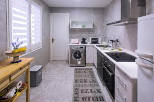 马尔格莱特德玛Can Mero的厨房配有洗衣机和烘干机