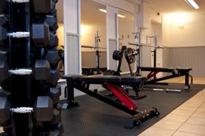 莫拉孔约斯塔酒店的健身房设有两台跑步机和举重器材