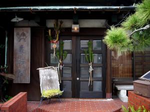 镰仓市Guest House Kamejikan -turtle time-的盆栽植物屋的前门