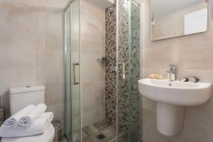 斯基亚索斯镇Hotel Akti的浴室配有卫生间、盥洗盆和淋浴。