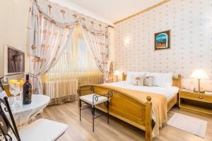 拉布Villas Arbia - Margita Beach hotel的卧室配有床和浴缸