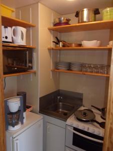 苏佩贝斯Les Aliziers的小厨房配有炉灶和水槽
