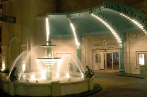 梅塞德斯镇梅赛德斯史诗酒店的喷泉在建筑前,有灯