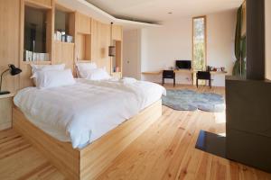 SaubionLes Échasses Golf & Surf Eco Lodge的一间带白色大床的卧室和一间客厅