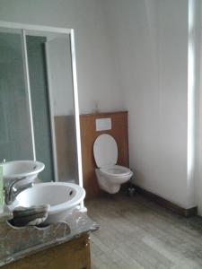 那慕尔格里美术馆民宿的浴室配有白色卫生间和盥洗盆。