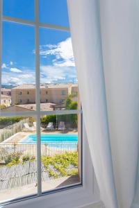 勒博塞库奇叶酒店的从窗户可欣赏到游泳池的景色