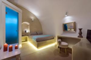 易莫洛林涅菲勒酒店的一间卧室配有一张床、镜子和蜡烛