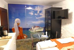 加夫里翁Anastasia Luxury Villas的厨房设有享有船只景致的窗户。