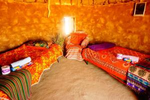 斋沙默尔Mala Ki Dhani的一间房间,有三张床