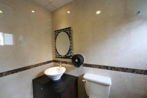 树林区月圆汽车旅馆的浴室设有卫生间和墙上的镜子。