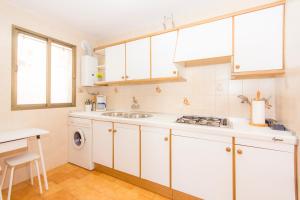 奇克拉纳－德拉弗龙特拉Apartamentos Giralda的白色的厨房配有水槽和洗衣机