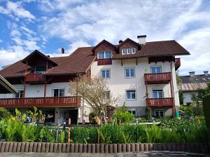沃尔特湖畔韦尔登Haus Friedburg的白色的大建筑,带有棕色的屋顶
